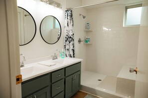 Hair dryer, towels, soap, shampoo - 4-bedroom cabin in beautiful Greers Ferry with Lake View (Greers Ferry)