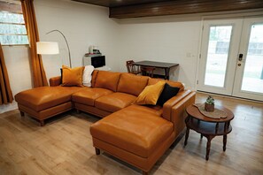 Living area - 4-bedroom cabin in beautiful Greers Ferry with Lake View (Greers Ferry)