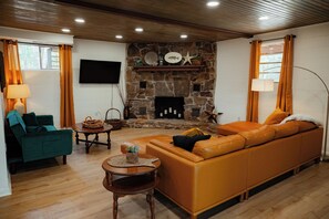 Living area - 4-bedroom cabin in beautiful Greers Ferry with Lake View (Greers Ferry)