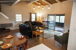 Living area - 4-bedroom cabin in beautiful Greers Ferry with Lake View (Greers Ferry)