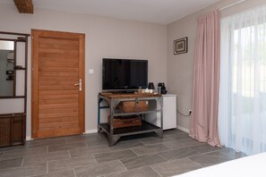 Interior - Lochrist, Calzac Moulin Guest Room with Terrace, Wi-Fi, and Air Conditioning in High Season (Theix-Noyalo)