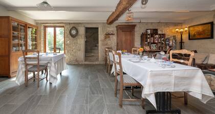 Gästezimmer „Lochrist, Calzac Moulin“ mit Terrasse, WLAN und Klimaanlage in der Hauptsaison