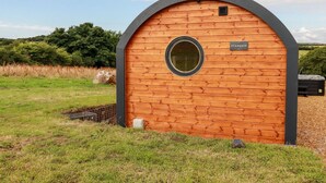 Una construcció de fusta amb una finestra circular i un rètol que diu 'STARGAZE'.
