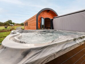 Bồn tắm spa ngoài trời