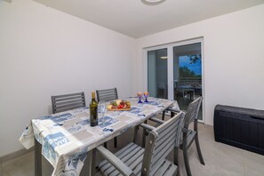 تناول الطعام بالخارج