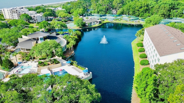 A resort with a central water body, a fountain, and surrounding greenery. - Island Club 106 | Pool, Hot Tub, Tennis & Beach (Hilton Head Island)