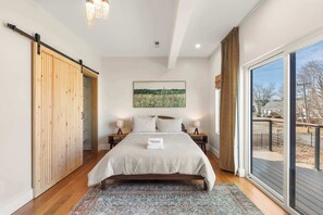 5 bedrooms, iron/ironing board, WiFi, bed sheets - Elegant Modern Retreat with Hot Tub and Game Room (Dennis)