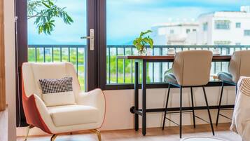 Comfort Suite, Balcony, Courtyard View | Interior