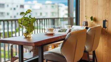 Comfort Suite, Balcony, Courtyard View | Dining