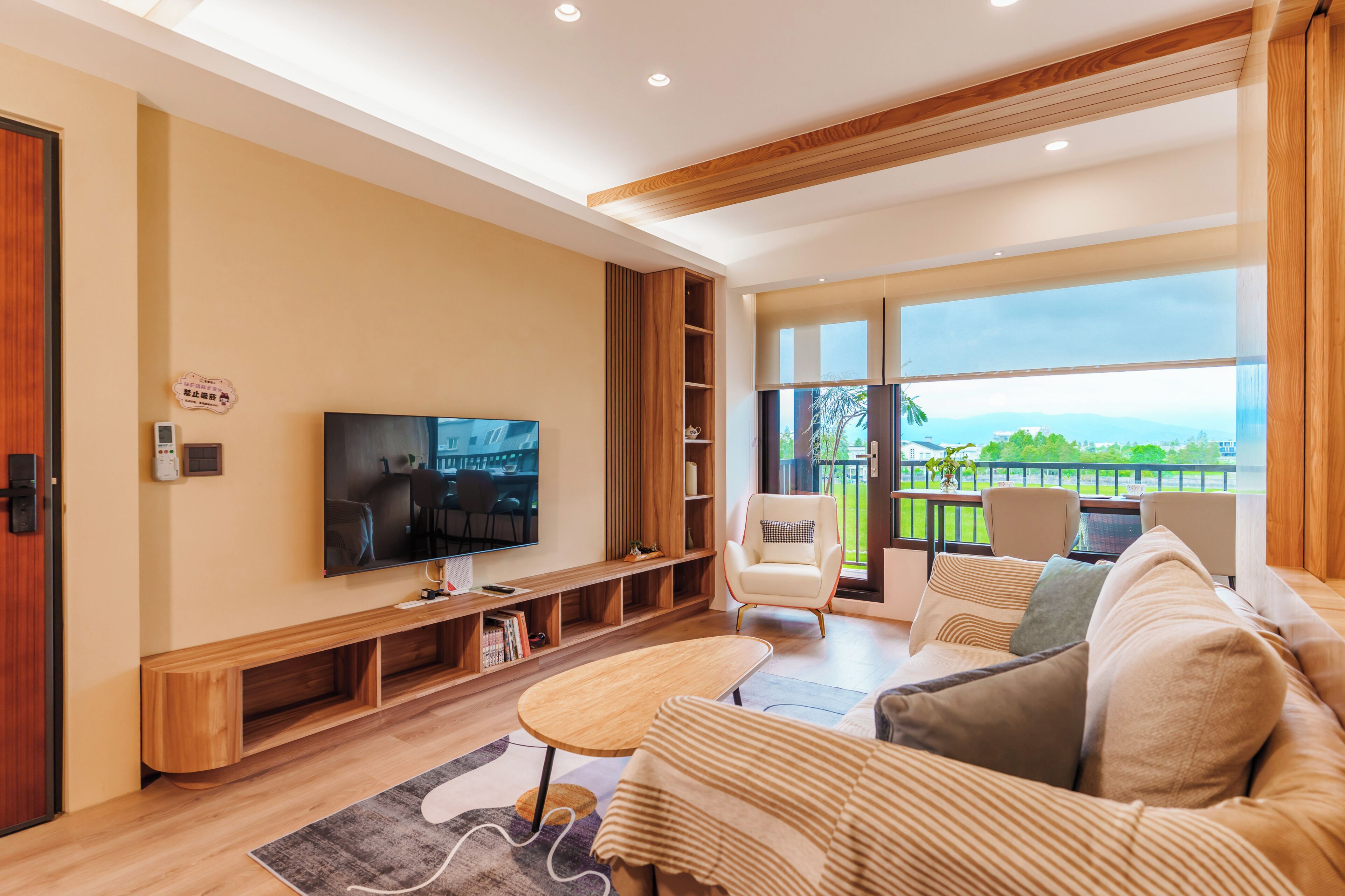 Comfort Suite, Balcony, Courtyard View | Living area