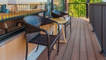 Comfort Suite, Balcony, Courtyard View | Property grounds