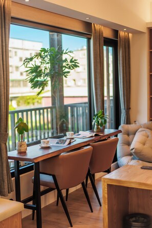 Comfort-Suite, Balkon, Blick auf den Innenhof | Innenbereich