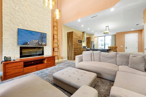 Spacious Luxury 4BR Suite Near Disney
