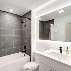 Shower - Chic Urban Studio near Drexel & UPenn (Philadelphia)