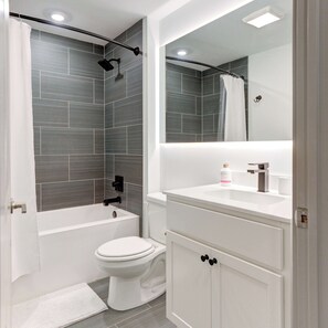 Shower - Prime Ludlow Studio | Steps from UPenn & CHOP (Philadelphia)