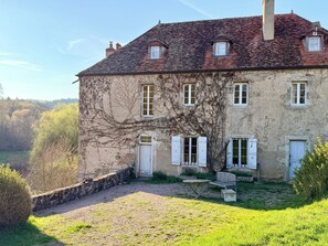 Exterior - Former mill of the Château de Bourbilly transformed into a pretty country house (Vic-de-Chassenay)