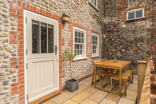 Stearmans Cottage - sleeps 5 guests  in 3 bedrooms