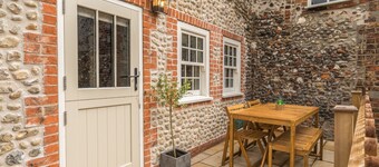 Stearmans Cottage - sleeps 5 guests  in 3 bedrooms