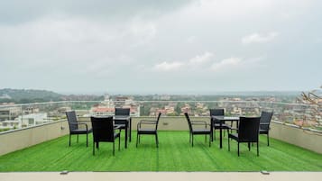 Apartment, 3 Bedrooms, Partial Sea View | Outdoor dining