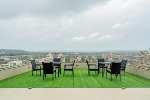 Apartamento, 3 quartos, vista parcial para o mar | Opções para refeição ao ar livre