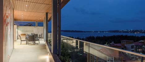 Apartment, 3 Bedrooms, Partial Sea View | Property grounds