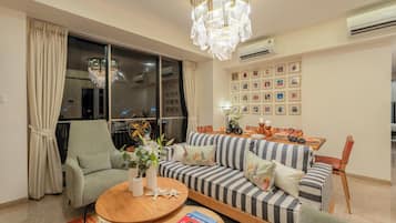 Apartment, 3 Bedrooms, Partial Sea View | Living area