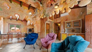 Ein Essbereich mit Stühlen, einem Tisch und einer Ziegelwand mit einzigartiger Wandkunst.