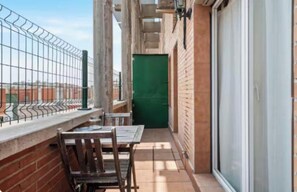 Outdoor dining - Stylish Duplex Penthouse with Private Terraces in Ciudad Lineal (Madrid)