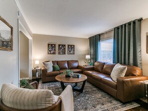 Living area - Moody Luxe Heller Park Stay - Tulsa Expo 5mi (Tulsa)