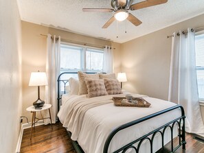 3 bedrooms, iron/ironing board, WiFi, bed sheets - Moody Luxe Heller Park Stay - Tulsa Expo 5mi (Tulsa)