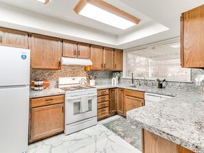 Private kitchen - Moody Luxe Heller Park Stay - Tulsa Expo 5mi (Tulsa)