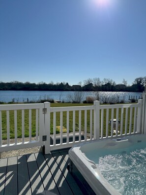 Outdoor spa tub - Lakefront w/ Hot Tub & Sunset Views - Medway Lodge (Spine Road South Cerney)