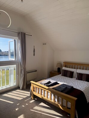 Iron/ironing board, WiFi, bed sheets - Lakefront w/ Hot Tub & Sunset Views - Medway Lodge (Spine Road South Cerney)