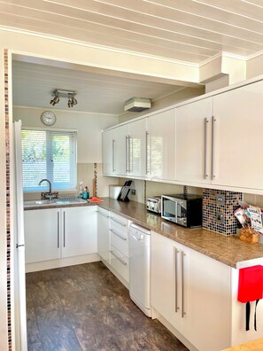 Fridge, microwave, oven, stovetop - Lakefront w/ Hot Tub & Sunset Views - Medway Lodge (Spine Road South Cerney)
