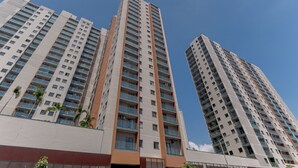 A high-rise residential building with multiple balconies, a flat roof, and a clear sky. - Charlie Rio Energy Porto Maravilha (Rio de Janeiro)