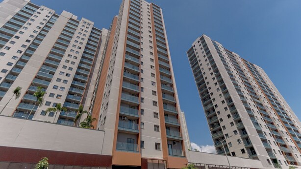 A high-rise residential building with multiple balconies, a flat roof, and a clear sky. - Charlie Rio Energy Porto Maravilha (Rio de Janeiro)