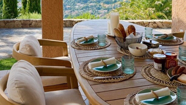 A table set for dining with a view of a hillside. - Charming villa - stylish, quiet, relaxing ***New at FeWo*** (Cavalaire-sur-Mer)