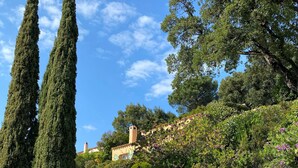 A stone pathway leading to a gated entrance with a house in the background. - Charming villa - stylish, quiet, relaxing ***New at FeWo*** (Cavalaire-sur-Mer)