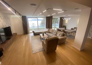TV - Modern, Bright Beachfront Flat in Rafailovici (Rafailovići, Opština Budvag, Apartment 2, Bečićka Plaza, 85310, Montenegro)
