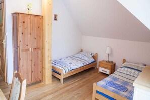 6 bedrooms, WiFi (free), bed sheets
