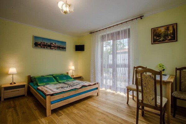 9 bedrooms, free WiFi, bed sheets