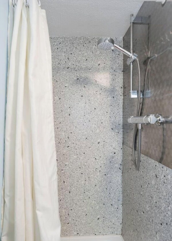 Bathroom - The Cornstore - with pool table, play barn & more! (Dilhorne)