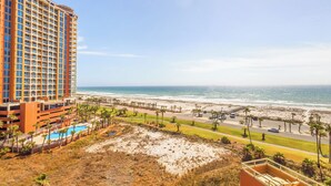 Ein Hochhotel mit Pool, Strandblick und einer Zufahrt zum Strand.