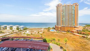Ein Hochhaus-Hotel mit Blick auf Strand und Meer.