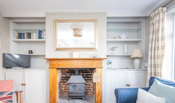 Living area - The Little Cottage - Coastal cottage 5 mins walk to the Sea! (Norfolk)