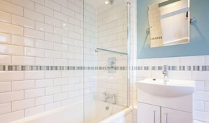 Bathroom - The Little Cottage - Coastal cottage 5 mins walk to the Sea! (Norfolk)