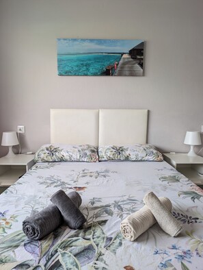 Tabla de planchar con plancha, wifi gratis y ropa de cama 
