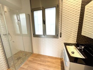 Shower - SAONA VILLAS (VN LOUNI): villa sleeps 6, private pool, wifi, fans (Les Tres Cales)