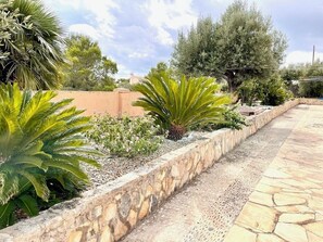 Property grounds - SAONA VILLAS (VN LOUNI): villa sleeps 6, private pool, wifi, fans (Les Tres Cales)