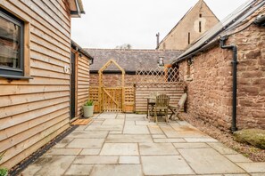 Terrace/patio - The Cowshed - Stunning 1 Bedroom Cottage (Longhope)